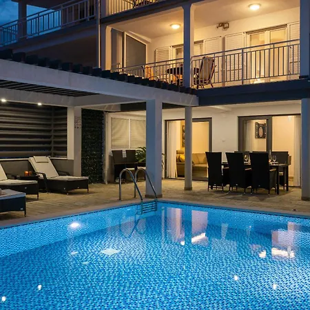 Вилла Luxury Seafront With Heated Pool, Jacuzzi, Sea View, 150 M From