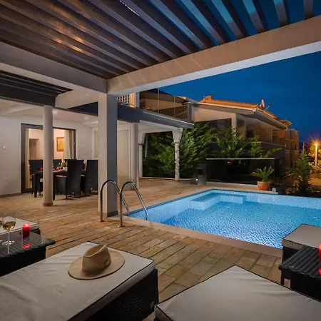 Villa Luxury Seafront With Heated Pool, Jacuzzi, Sea View, 150 M From